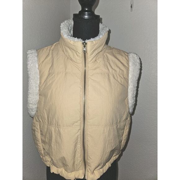 New Thread & Supply Women's Sherpa Trim Cropped Quilted Vest Pockets Size Medium - Picture 2 of 8